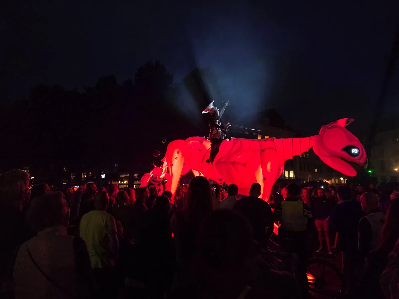 Verlichte paradefiguur tussen het publiek bij Deventer op Stelten